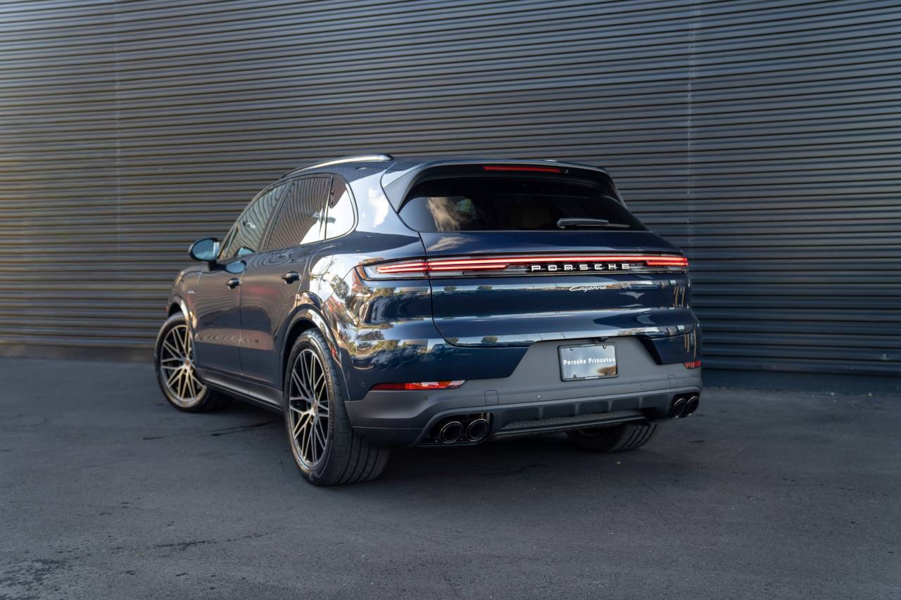 2026 Porsche Cayenne E-Hybrid photo 3