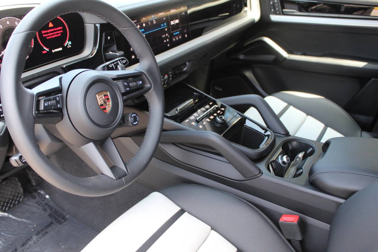 2025 Porsche Cayenne E-Hybrid photo 4