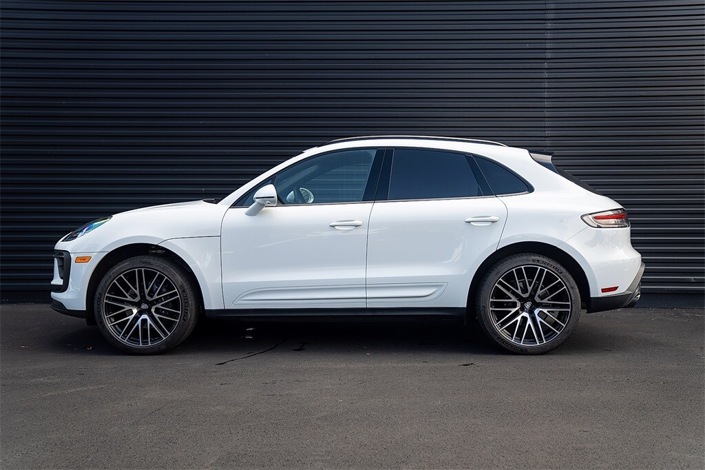 2025 Porsche Macan T photo 2