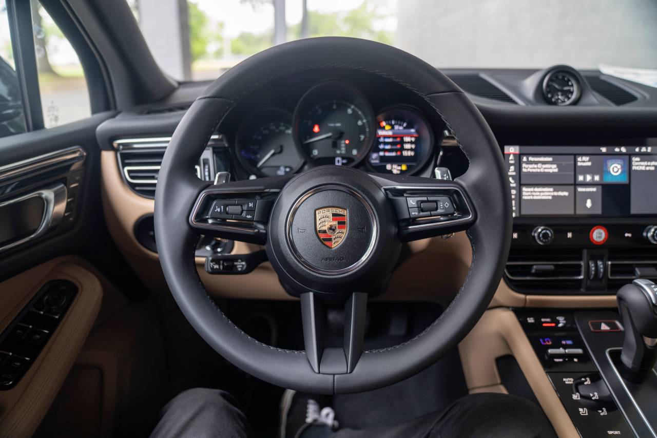 2025 Porsche Macan T photo 4