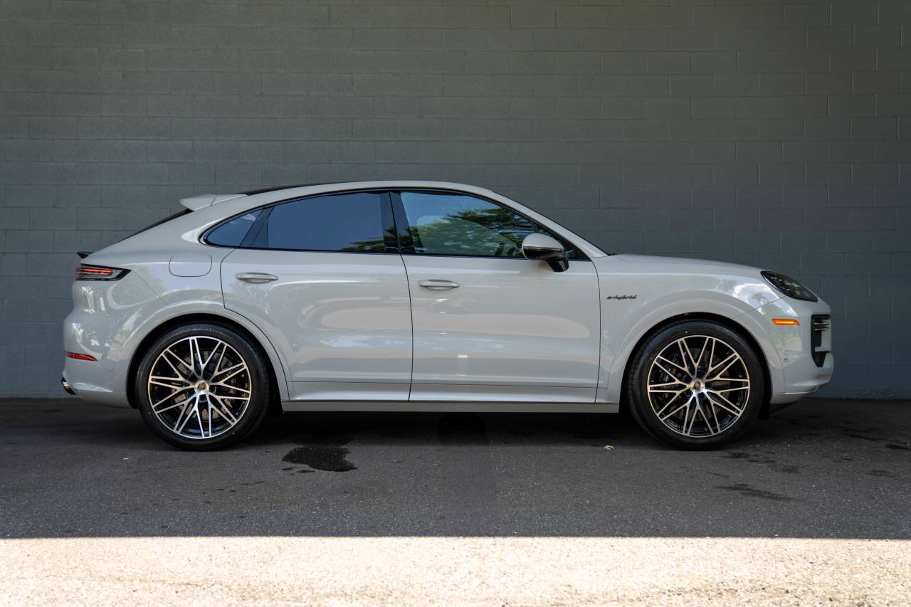 2025 Porsche Cayenne Coup Turbo E-Hybrid - Photo 10