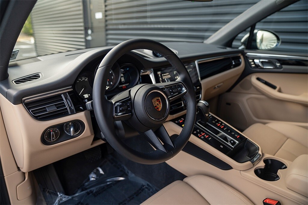 2025 Porsche Macan Base photo 4