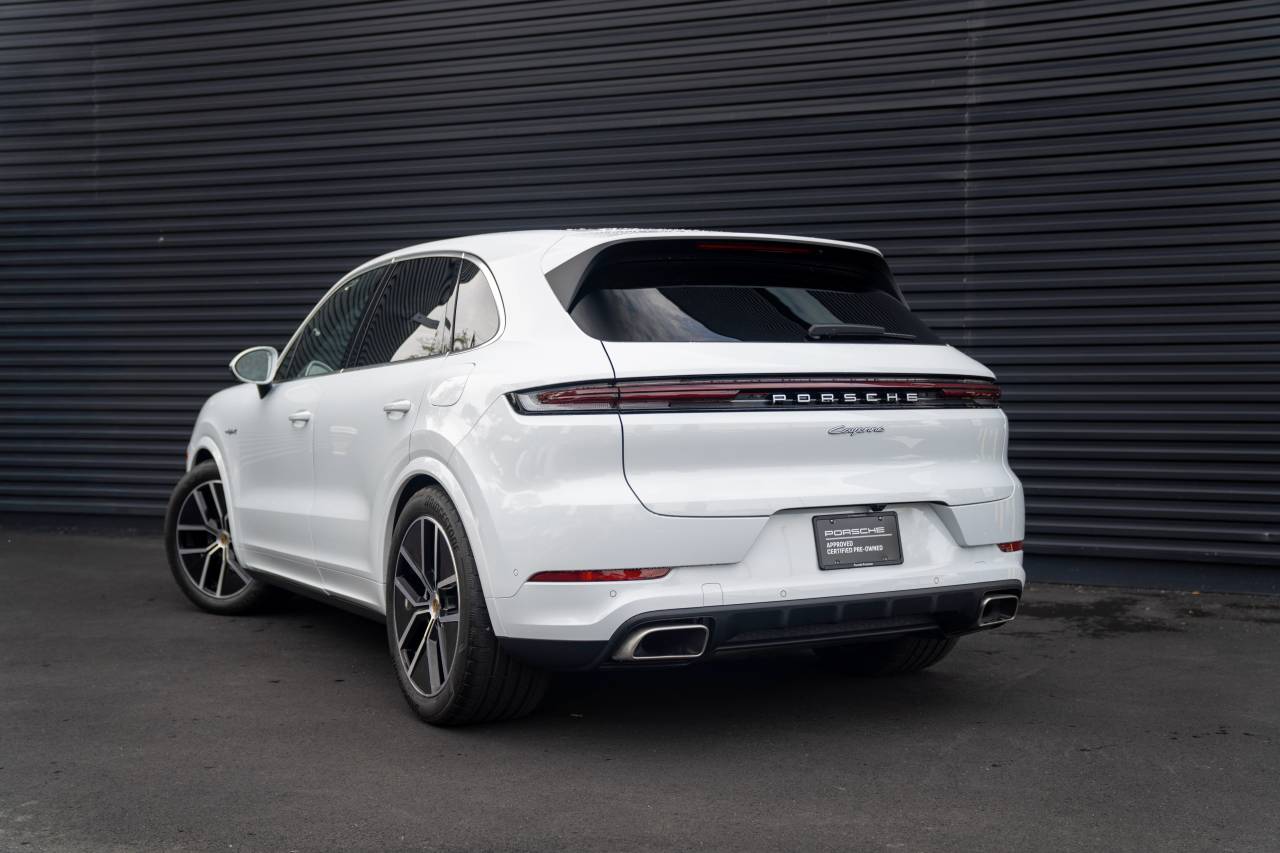 2024 Porsche Cayenne E-Hybrid photo 3