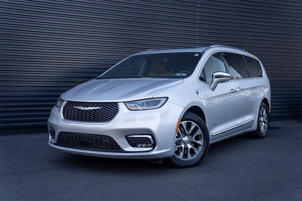 Used 2022 Chrysler Pacifica Hybrid Pinnacle Van Passenger Van