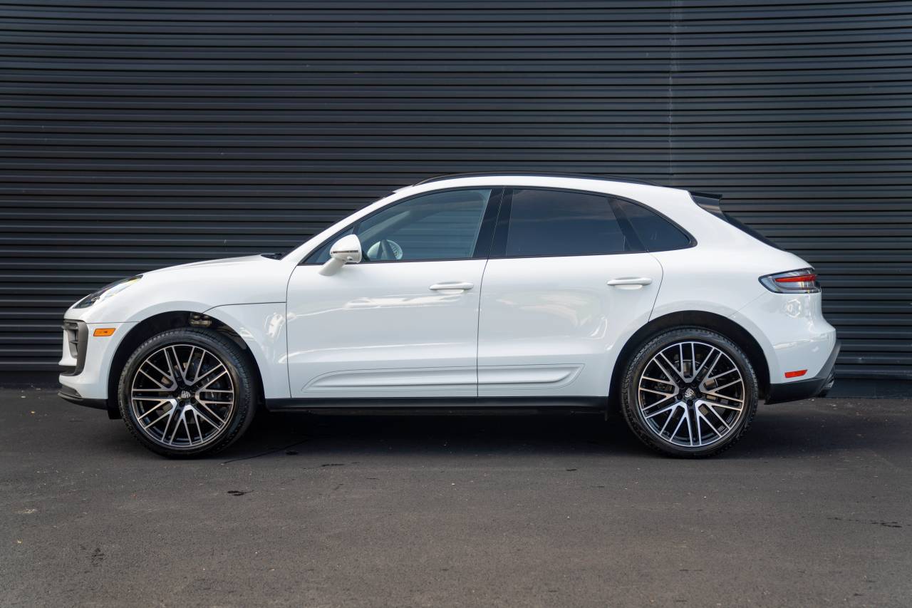 2025 Porsche Macan T photo 2