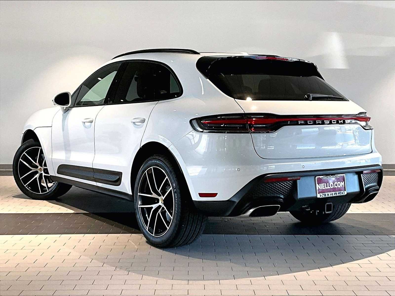 2025 Porsche Macan photo 3