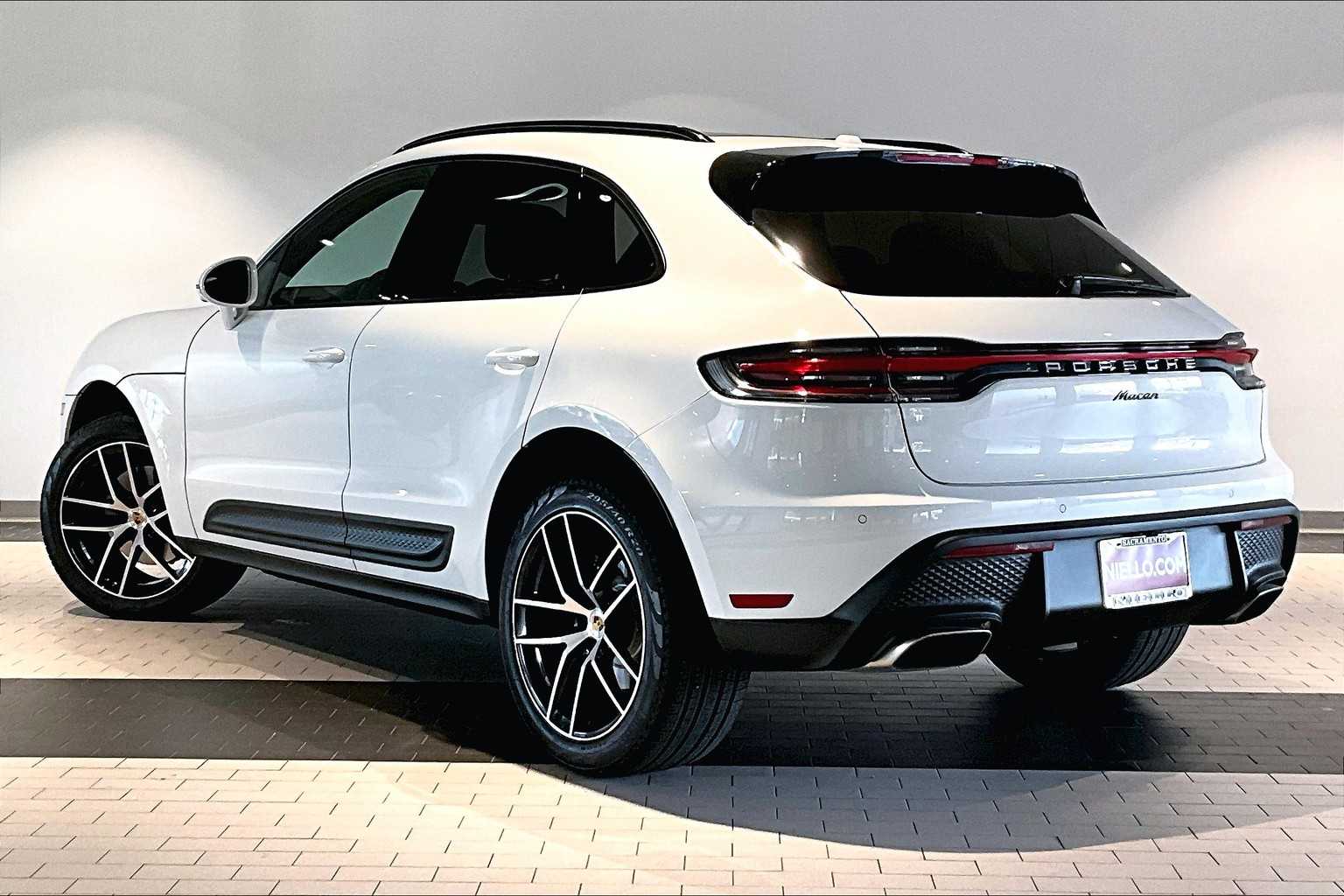 2025 Porsche Macan photo 3