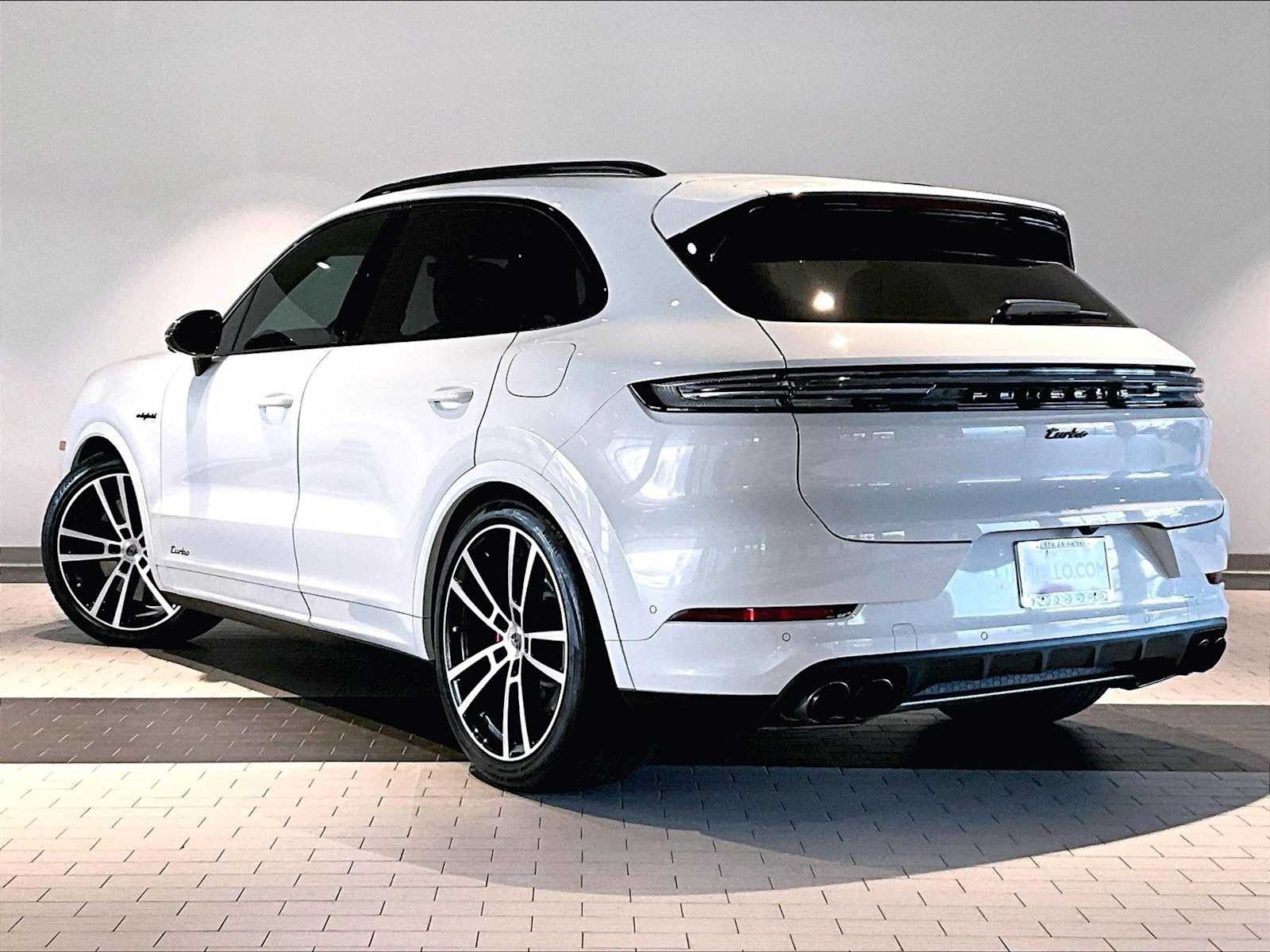 2025 Porsche Cayenne Turbo E-Hybrid photo 3