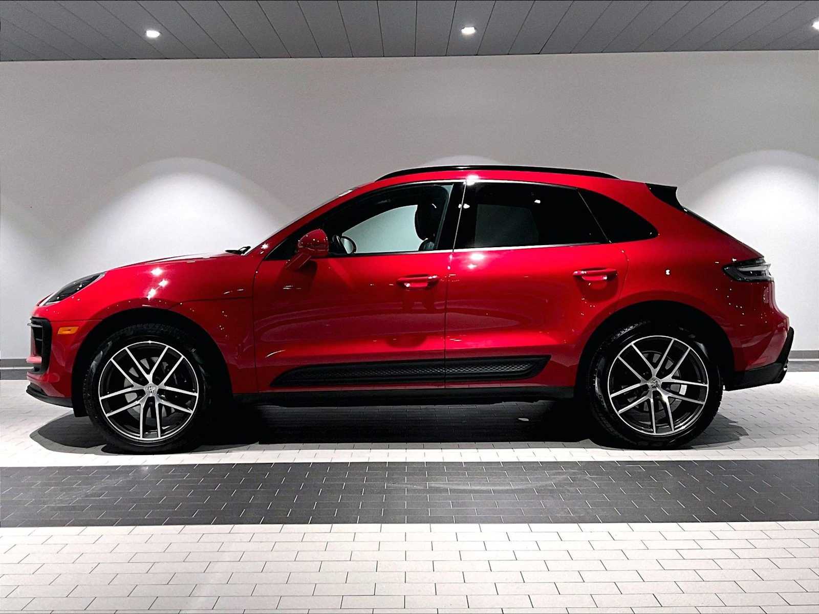 2024 Porsche Macan photo 2