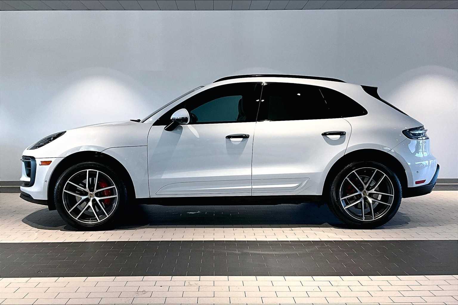 2023 Porsche Macan S photo 2