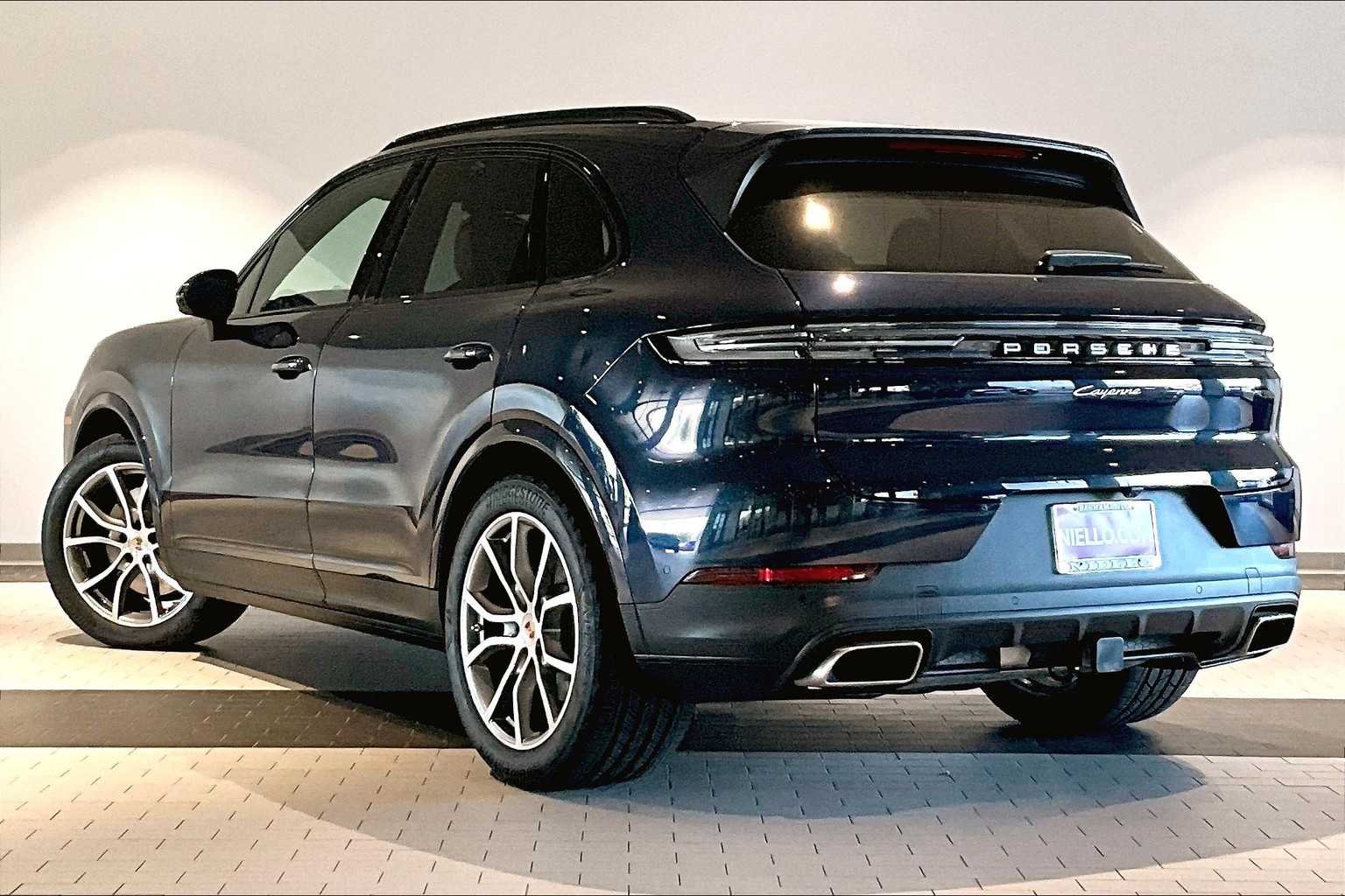 2025 Porsche Cayenne photo 3