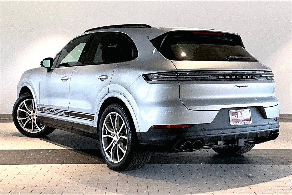 2024 Porsche Cayenne photo 3