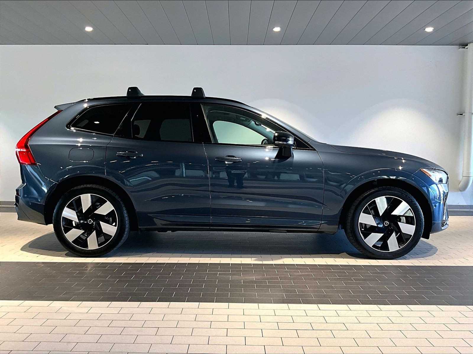 2024 Volvo XC60 Recharge Plug-In Hybrid Ultimate Dark Theme T8 Eawd Phev photo 3