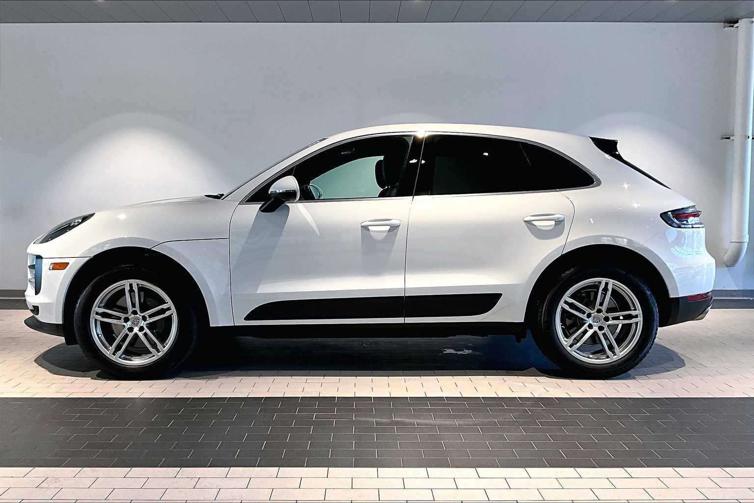 2021 Porsche Macan S photo 2
