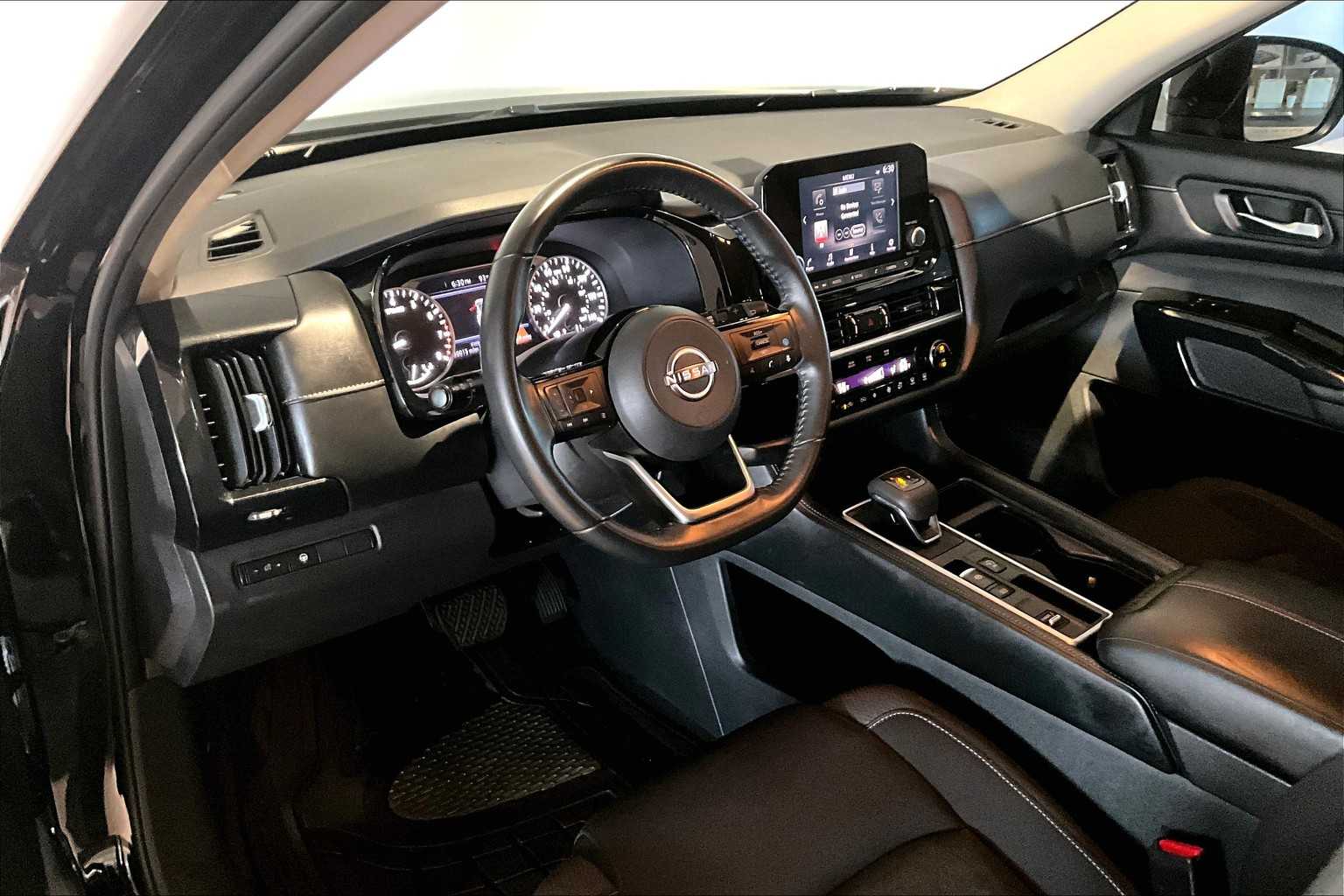 2022 Nissan Pathfinder SV photo 2