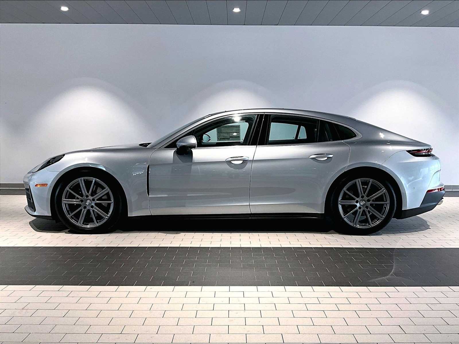 2026 Porsche Panamera 4 photo 2