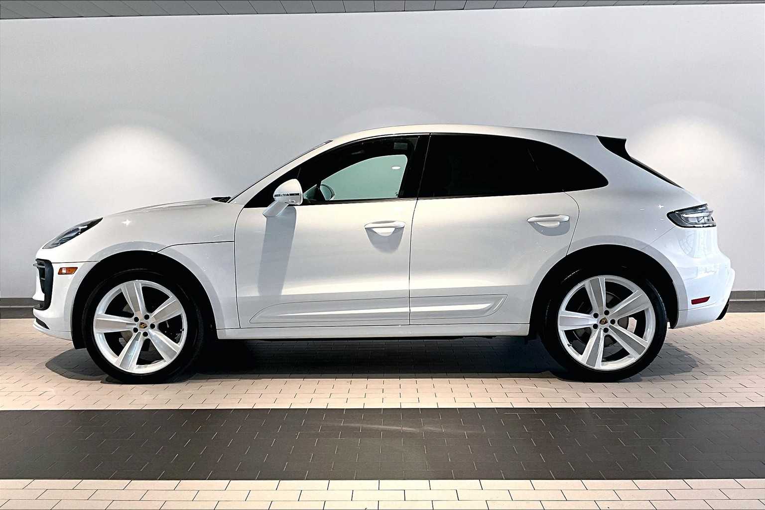 2025 Porsche Macan photo 2