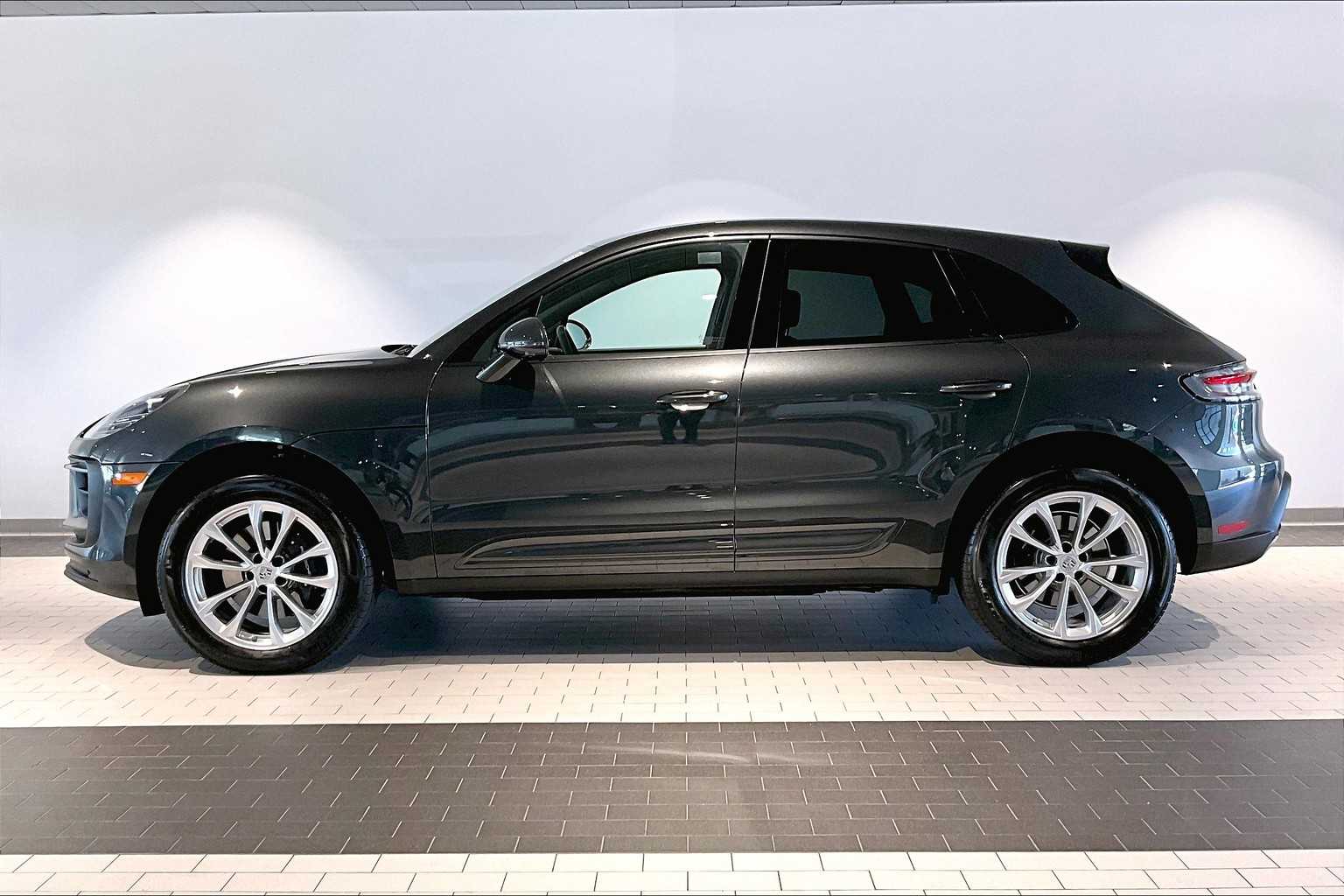 2025 Porsche Macan photo 2