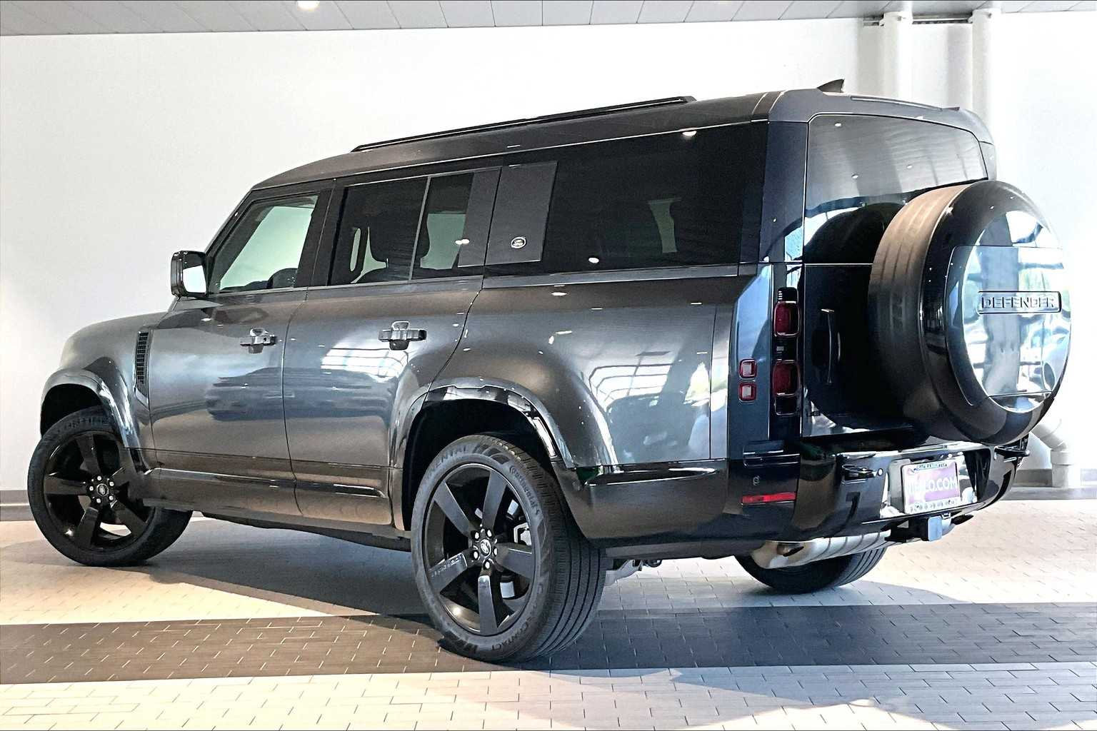 2024 Land Rover Defender X-Dynamic SE photo 3