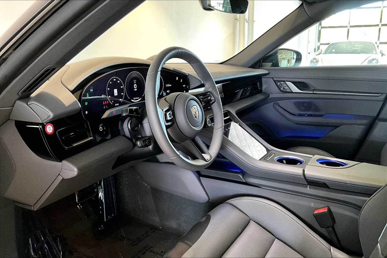 2025 Porsche Taycan photo 4