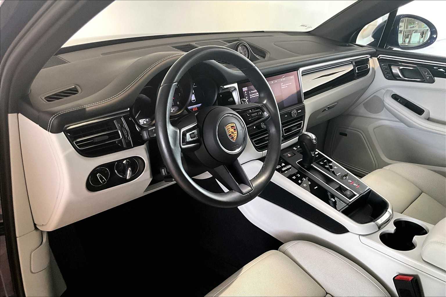 2024 Porsche Macan T photo 4