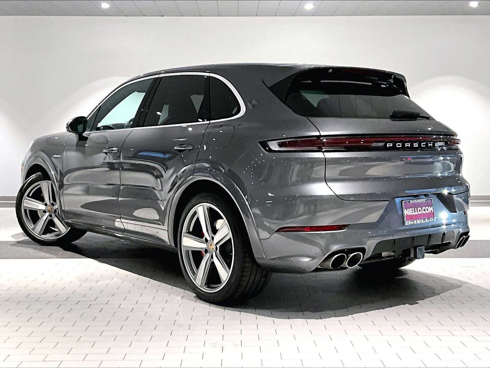 2025 Porsche Cayenne S E-Hybrid photo 3