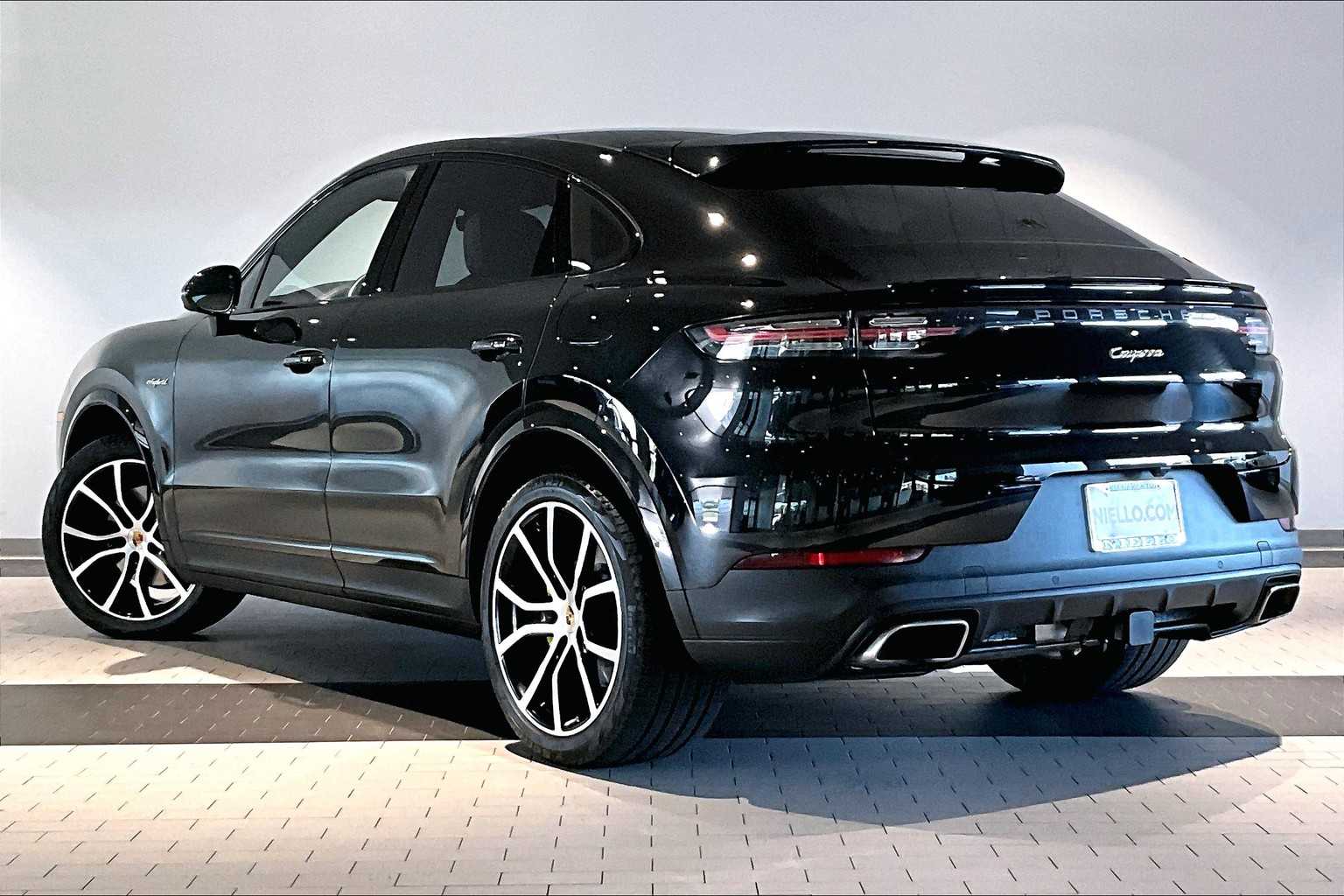 2023 Porsche Cayenne E-Hybrid Coupe photo 3