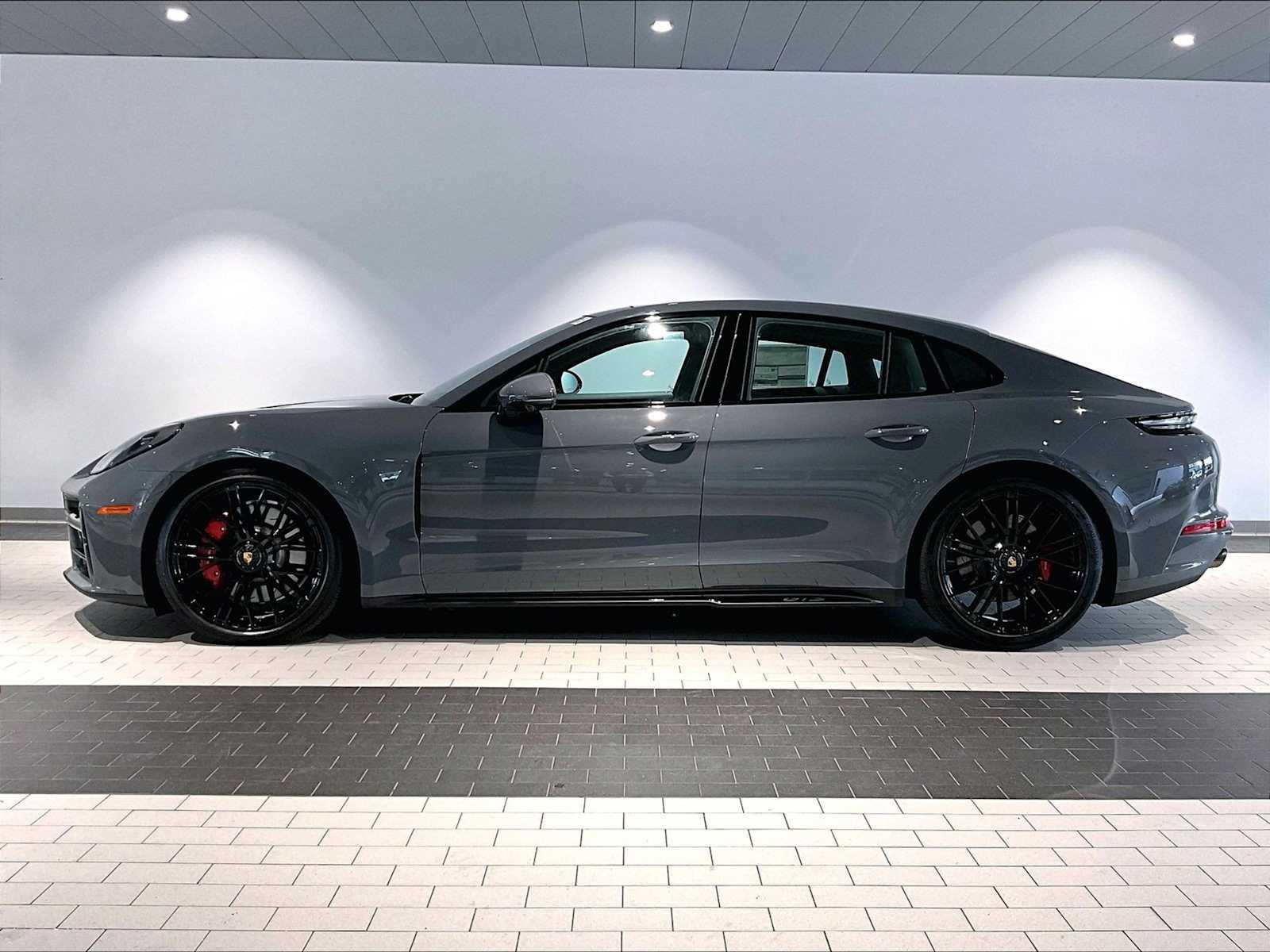 2025 Porsche Panamera GTS photo 2