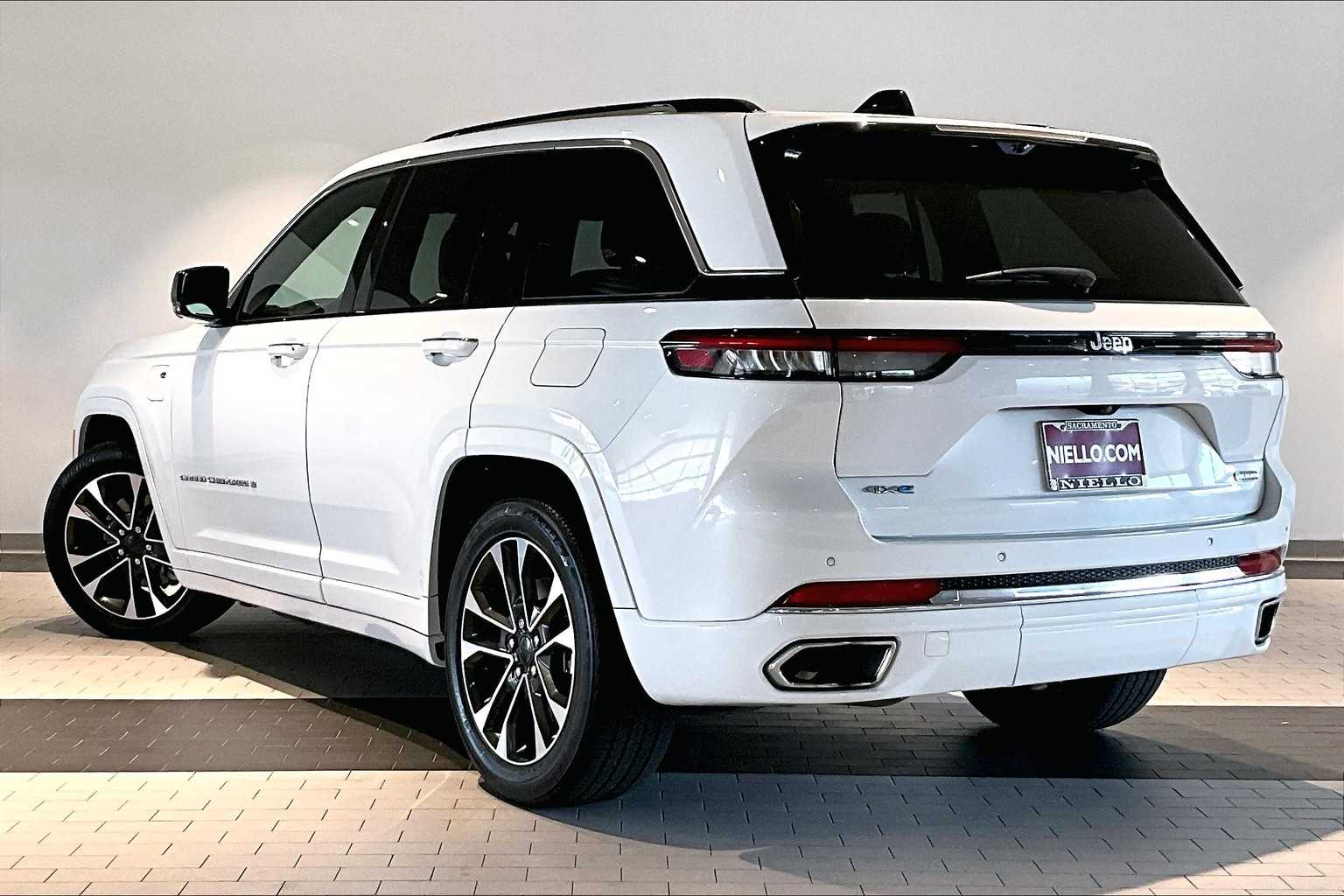 2023 Jeep Cherokee Overland 4xe photo 3