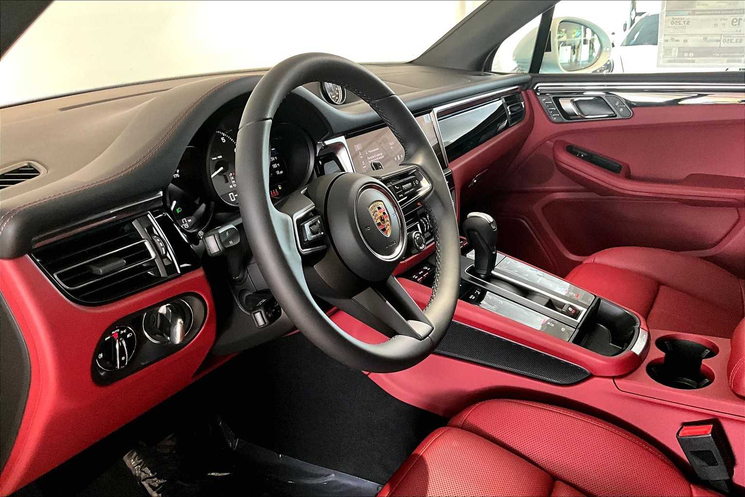 2025 Porsche Macan S photo 4