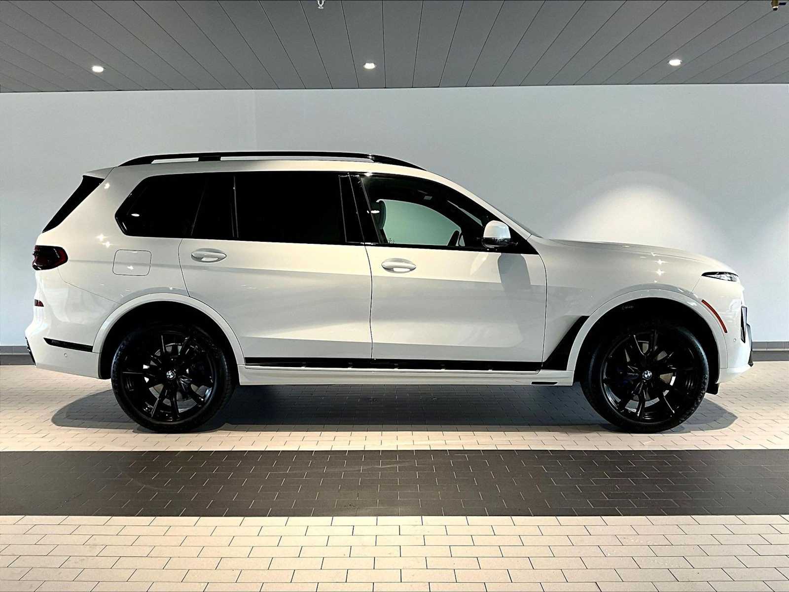 2025 BMW X7 xDrive40i xDrive40i Sports Activity Vehicle photo 3