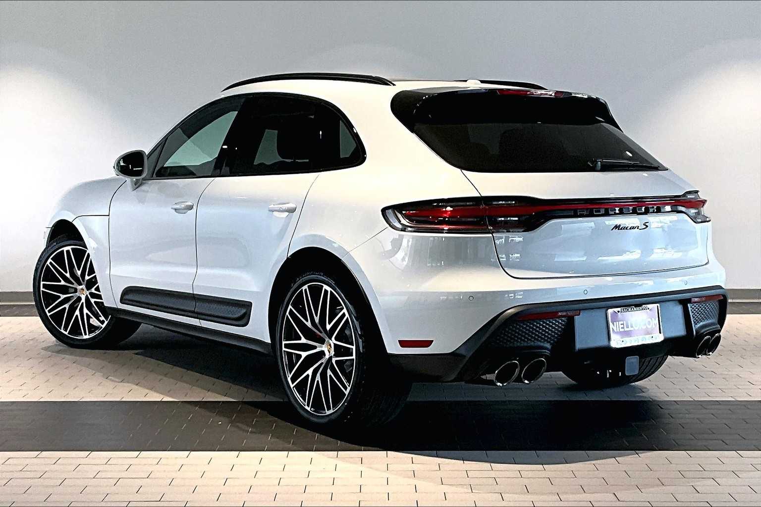 2025 Porsche Macan S photo 3