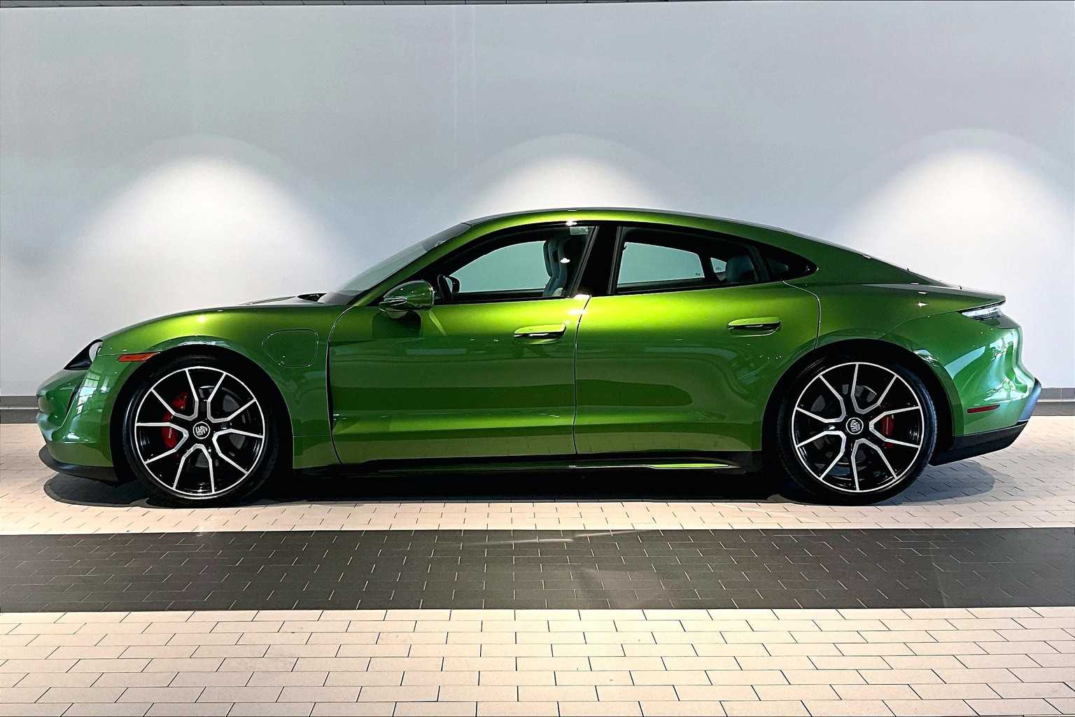 2022 Porsche Taycan 4S photo 2