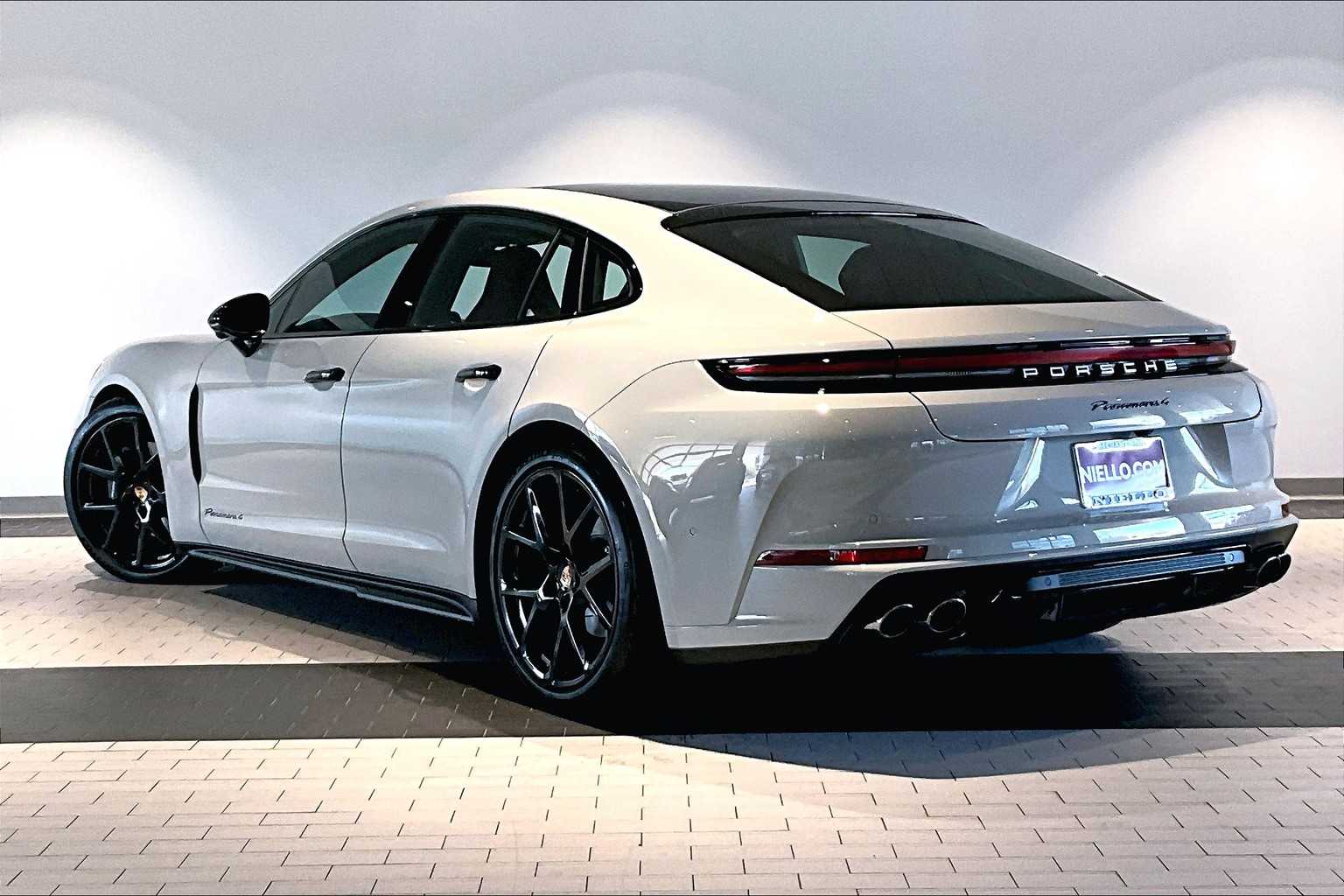 2025 Porsche Panamera 4 photo 3