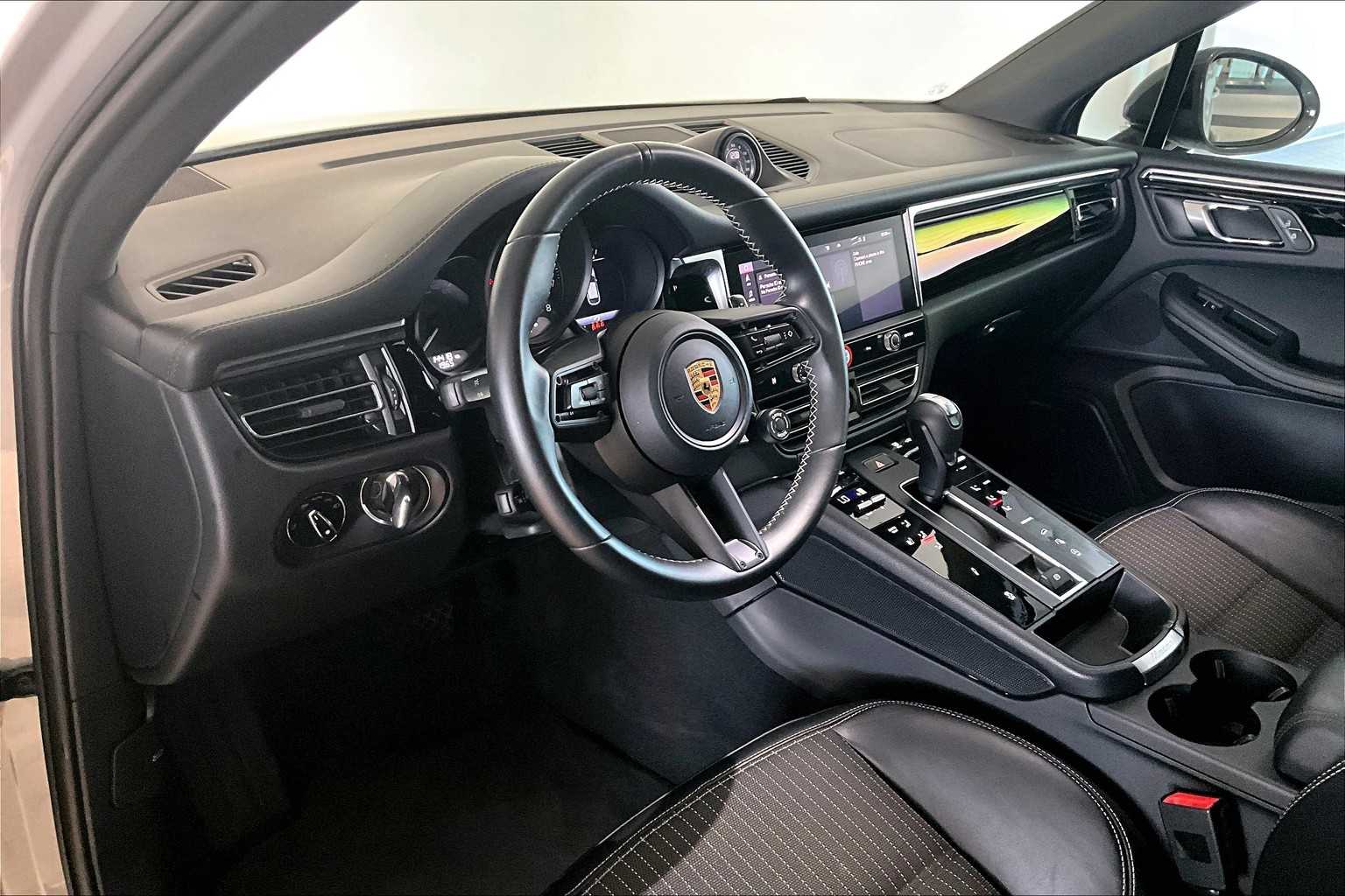 2024 Porsche Macan T photo 4