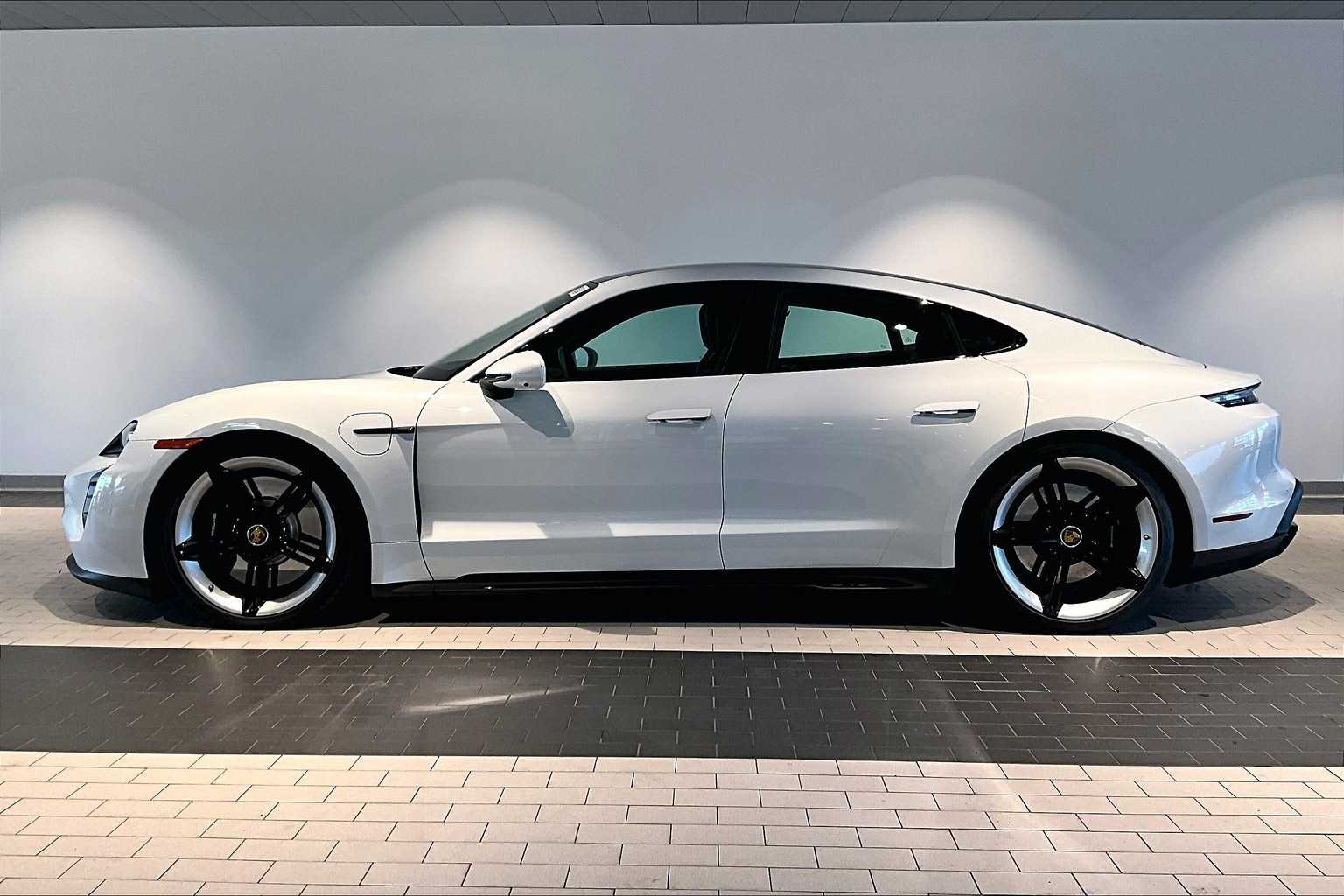 2024 Porsche Taycan GTS photo 2