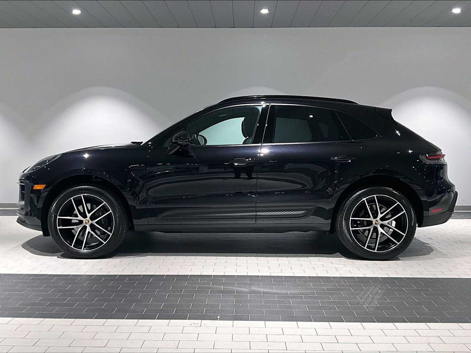 2024 Porsche Macan photo 2