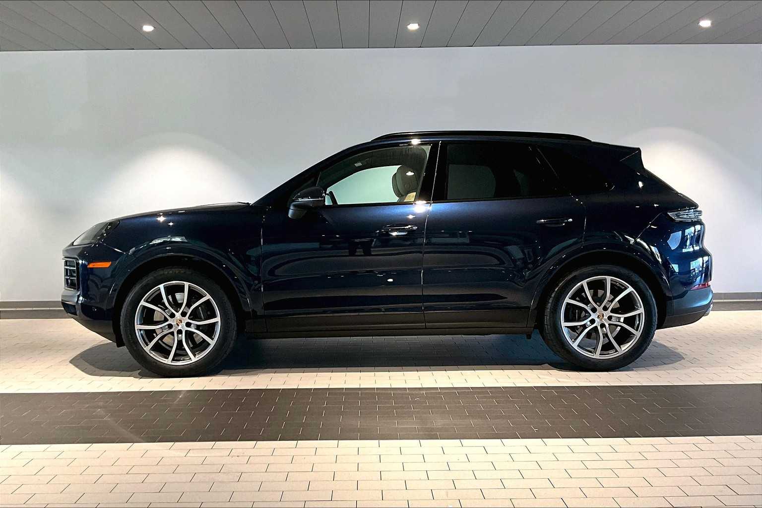 2025 Porsche Cayenne photo 2