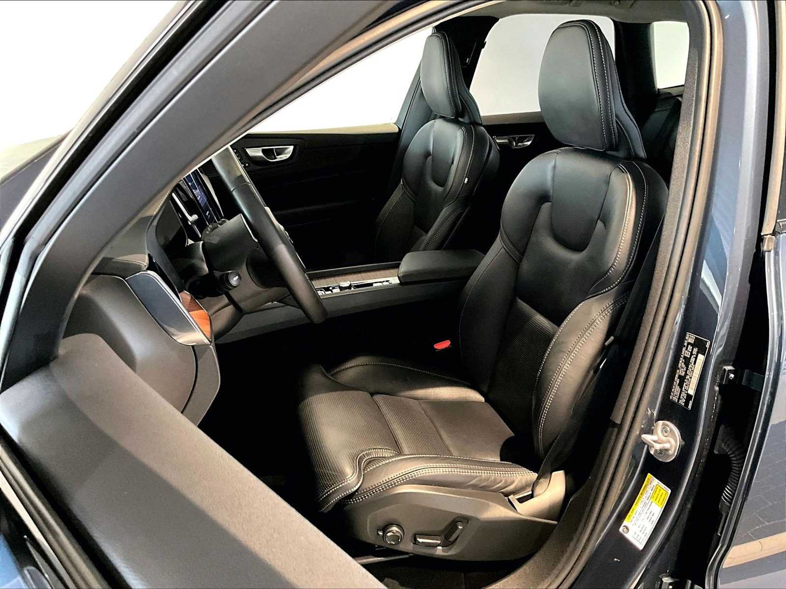 2024 Volvo XC60 Recharge Plug-In Hybrid Ultimate Dark Theme T8 Eawd Phev photo 4