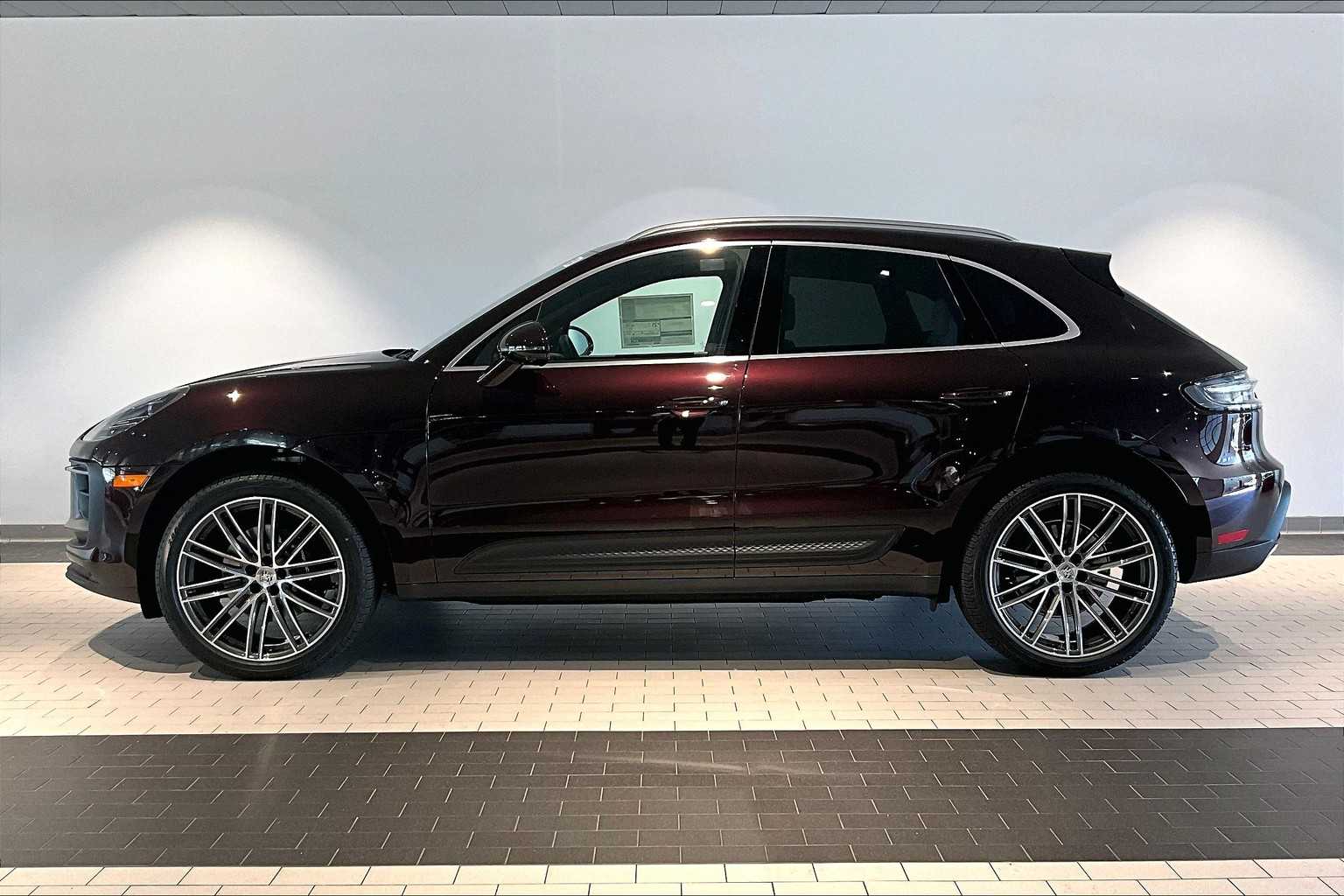 2025 Porsche Macan T photo 2
