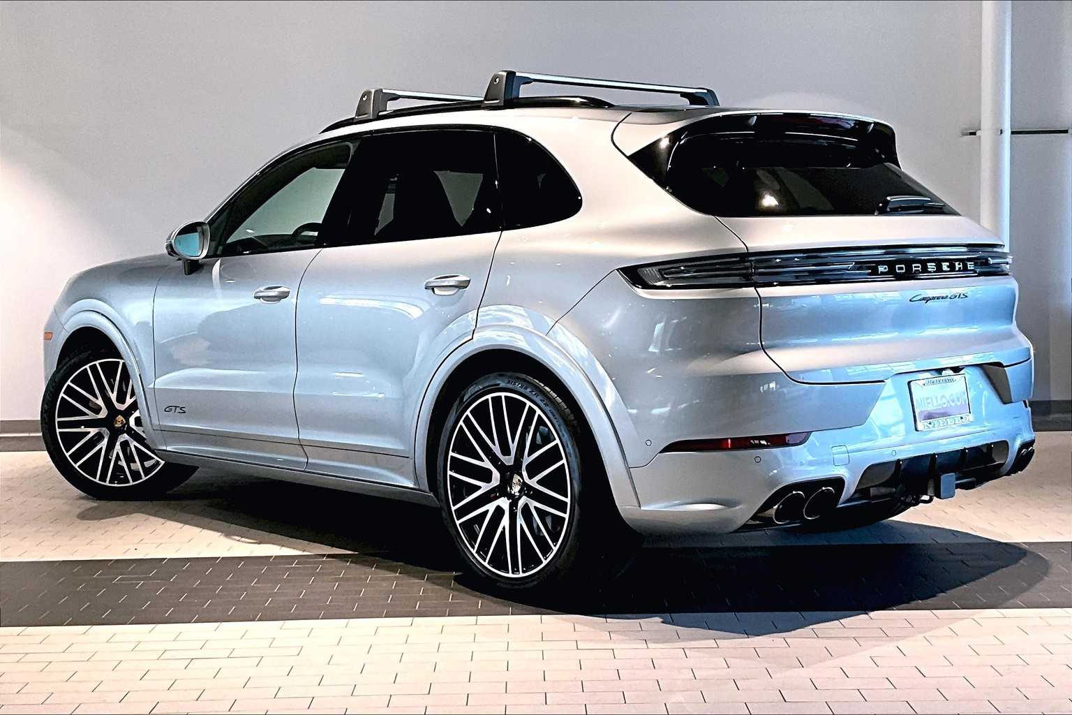 2025 Porsche Cayenne GTS photo 3
