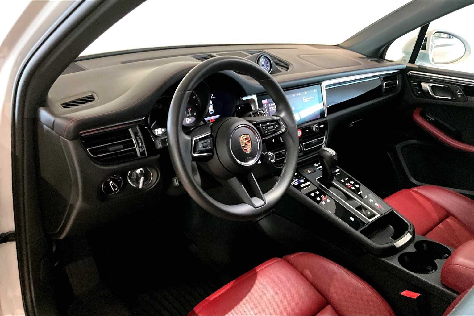 2025 Porsche Macan photo 4