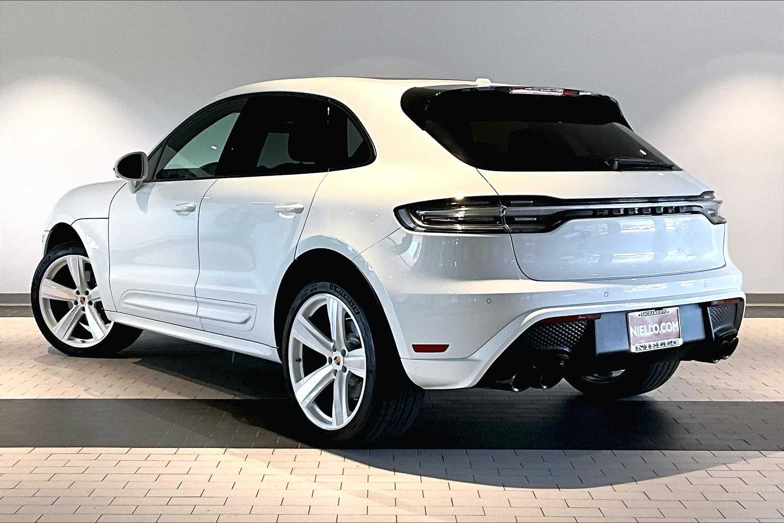 2025 Porsche Macan photo 3