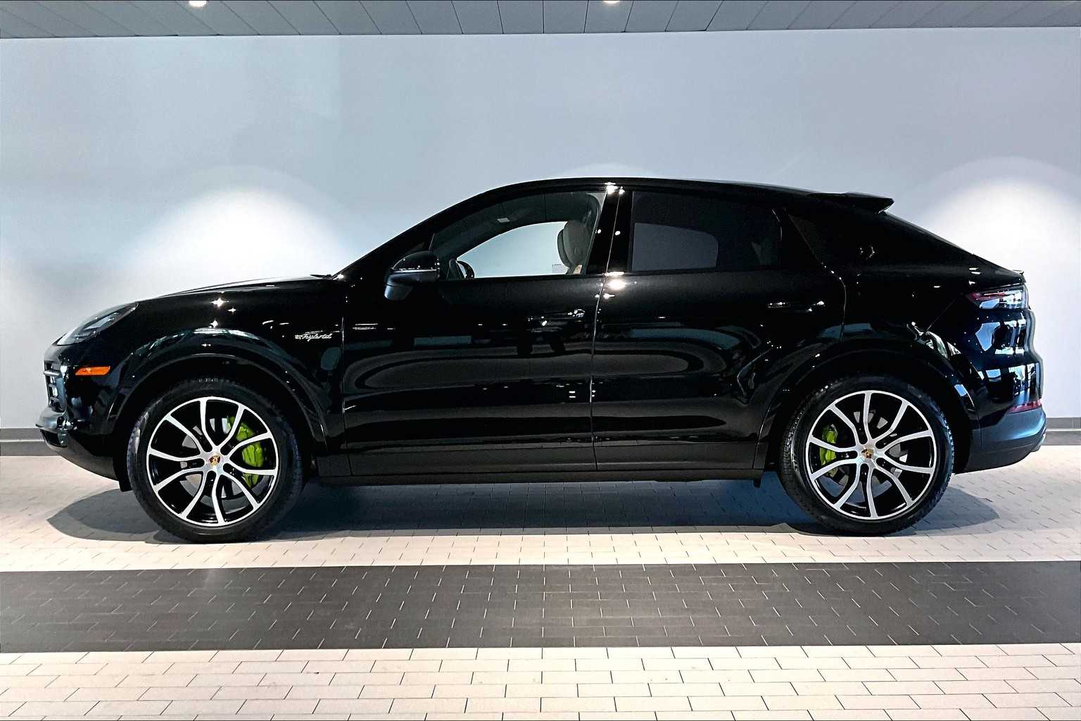 2023 Porsche Cayenne E-Hybrid Coupe photo 2