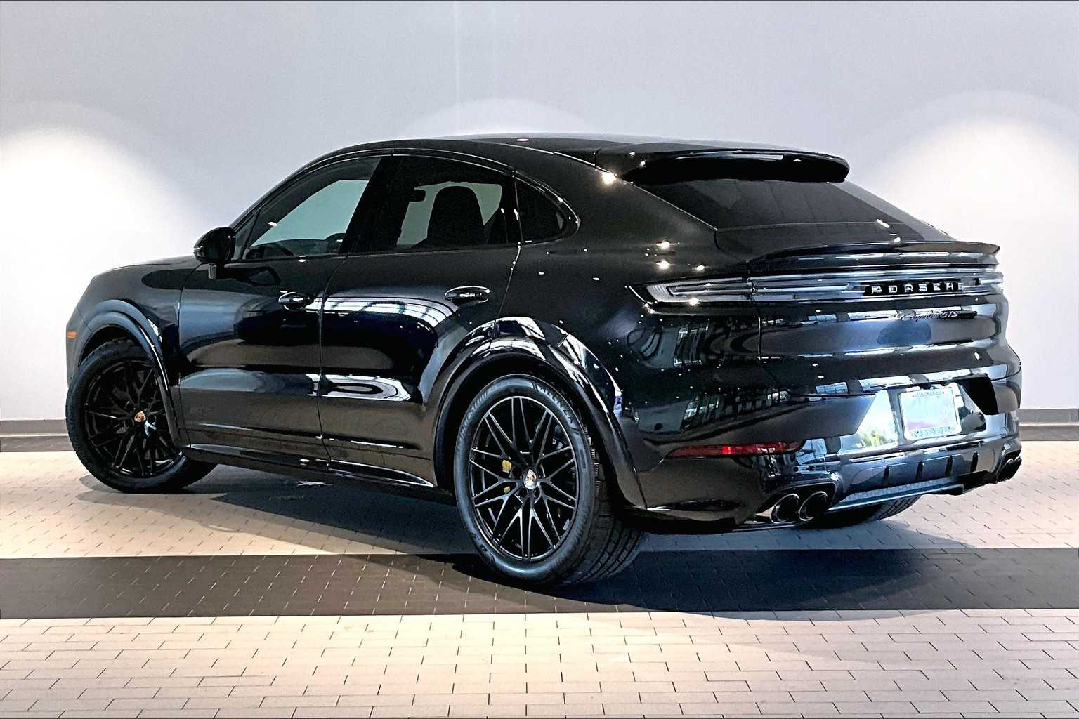 2025 Porsche Cayenne GTS Coupe photo 2