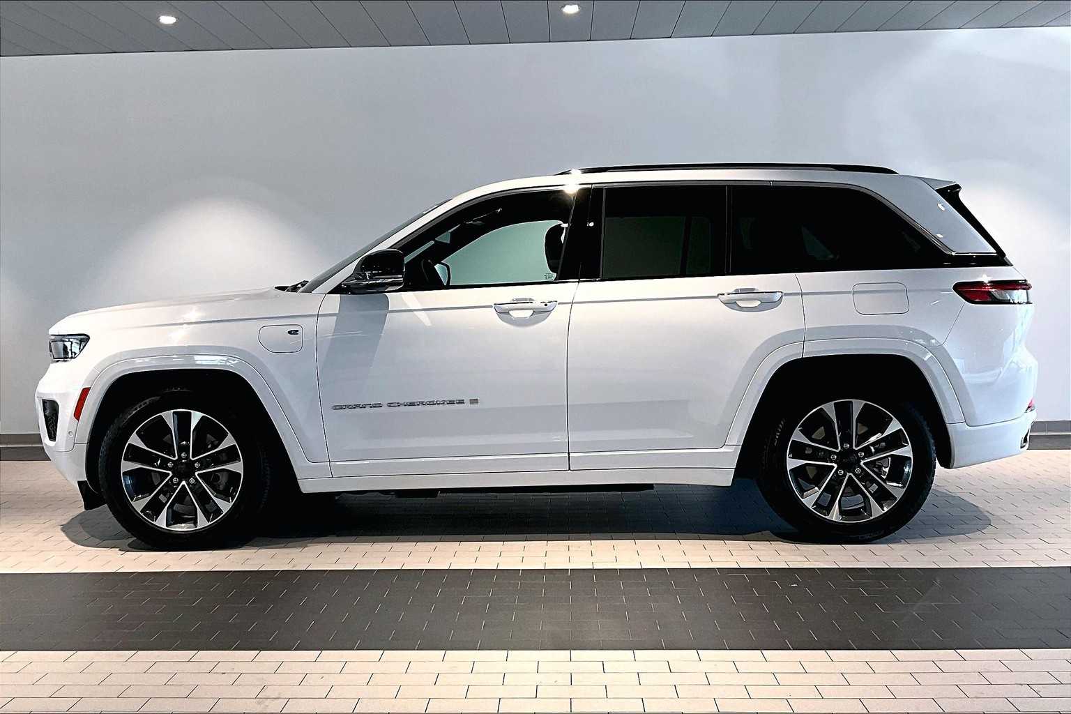 2023 Jeep Cherokee Overland 4xe photo 2