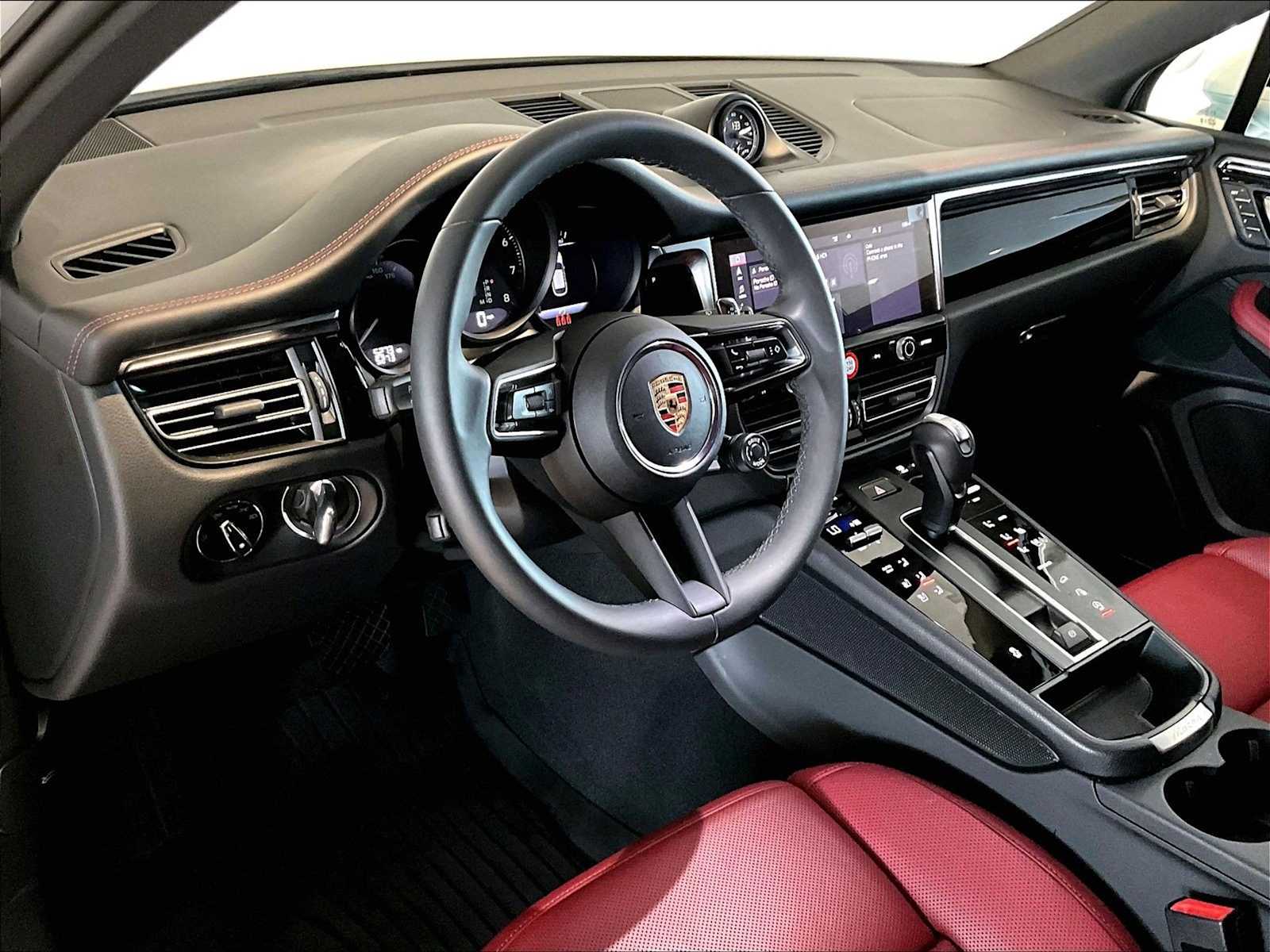 2025 Porsche Macan photo 4