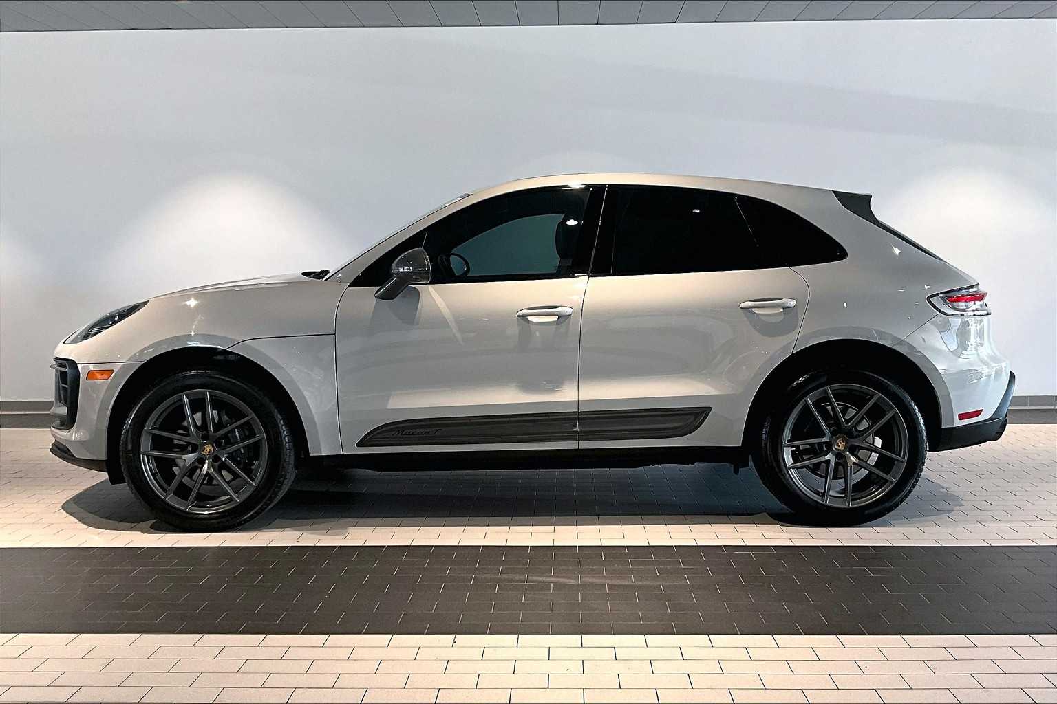 2024 Porsche Macan T photo 2