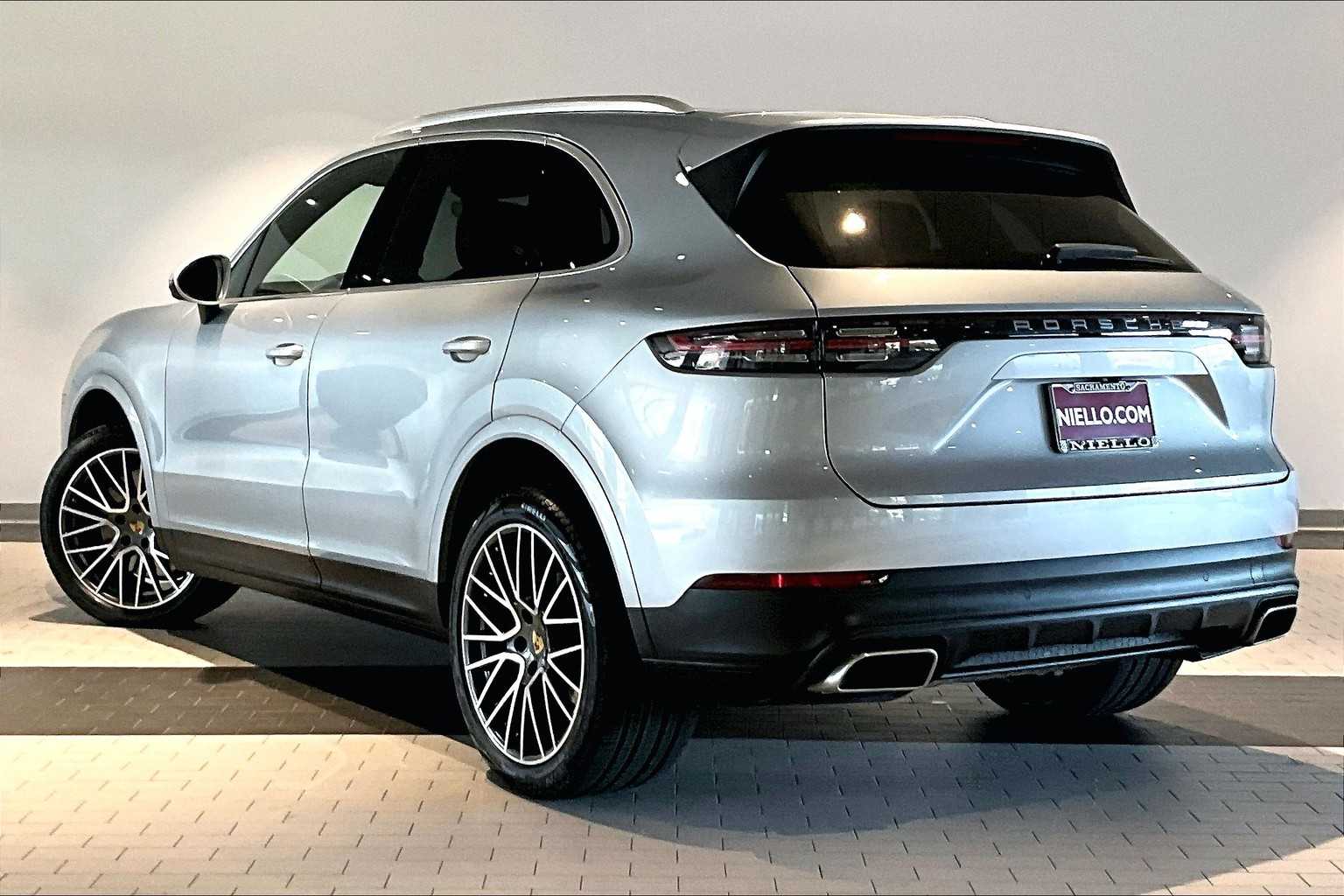 2023 Porsche Cayenne Platinum Edition photo 3