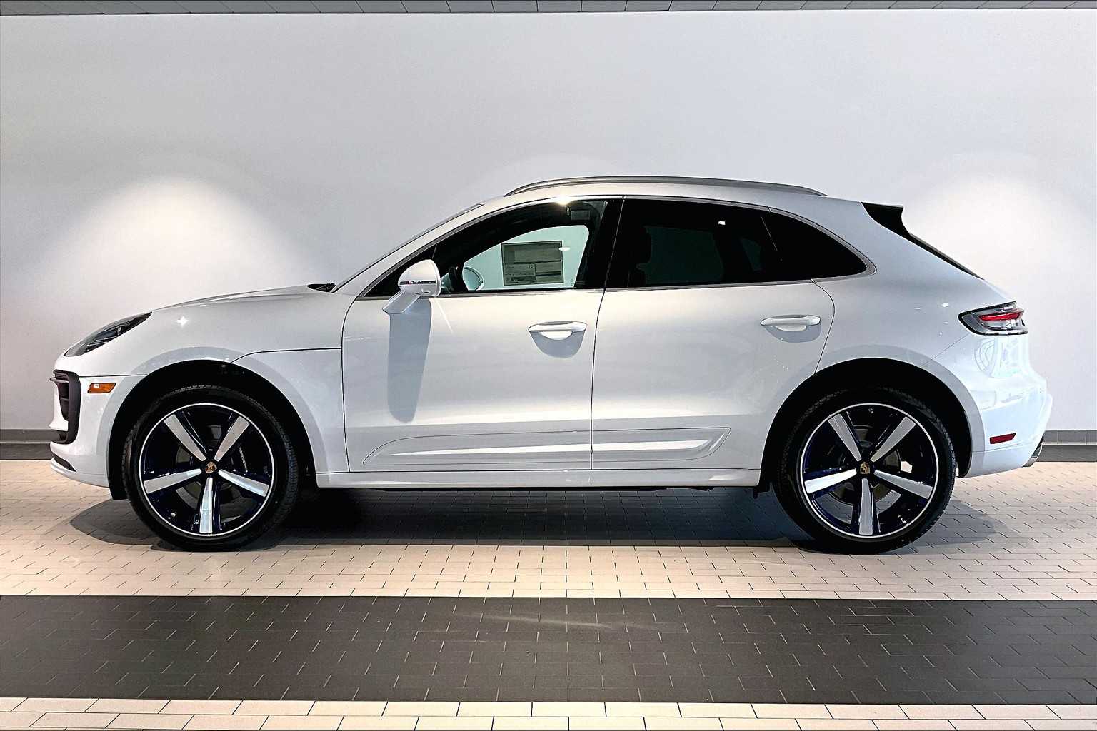 2025 Porsche Macan T photo 2